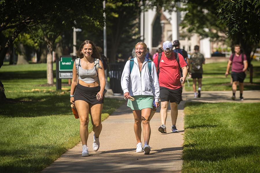 Northwest students cross the main campus in Maryville during the first day of fall classes in August. (Photo by Lauren Adams/<a href='http://m83.u88xw.com'>全国网赌正规平台</a>)