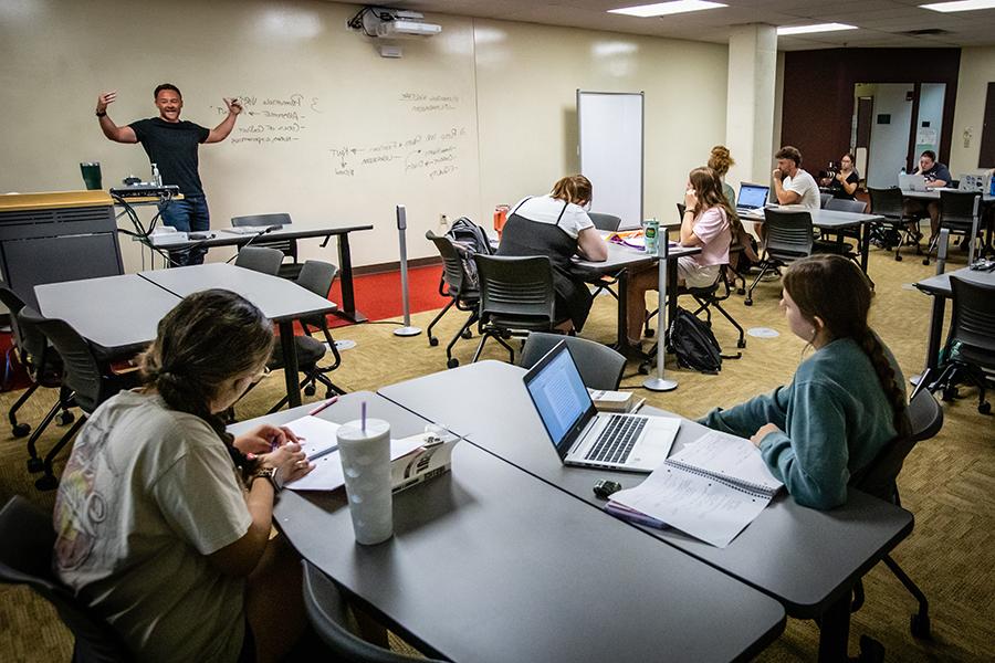 Northwest students participate in a humanities 和 social sciences course. (Photo by Ch和u Ravi Krishna/ <a href='http://m83.u88xw.com'>全国网赌正规平台</a>)